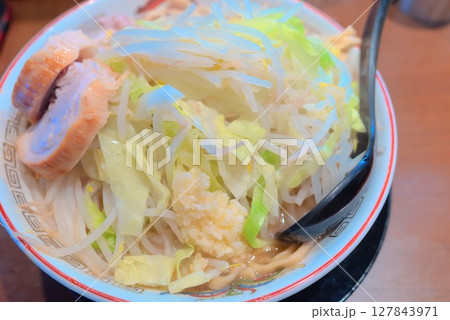 にんにくたっぷり!野菜盛りの二郎系ラーメン にんにくたっぷり!野菜盛りの二郎系ラーメン 127843971