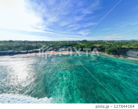 バリ島のウルワツにある綺麗な青い海 バリ島のウルワツにある綺麗な青い海 127844164