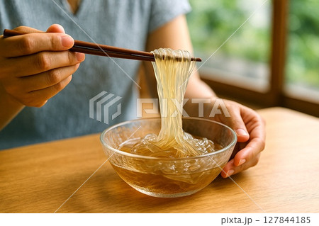 冷涼な質感とリアルな生活感で綴る、夏の一皿たち ところてん 冷涼な質感とリアルな生活感で綴る、夏の一皿たち ところてん 127844185