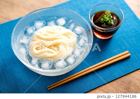 冷涼な質感とリアルな生活感で綴る、夏の一皿たち　そうめん 127844186