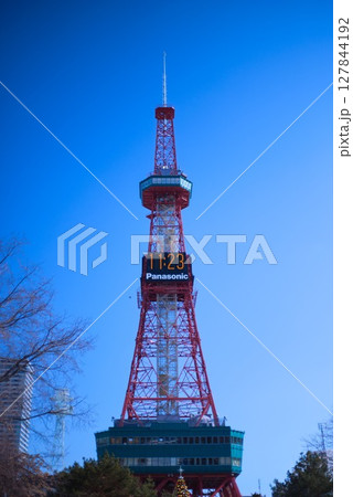 札幌テレビ塔と青空が広がる冬の大通公園の風景 札幌テレビ塔と青空が広がる冬の大通公園の風景 127844192