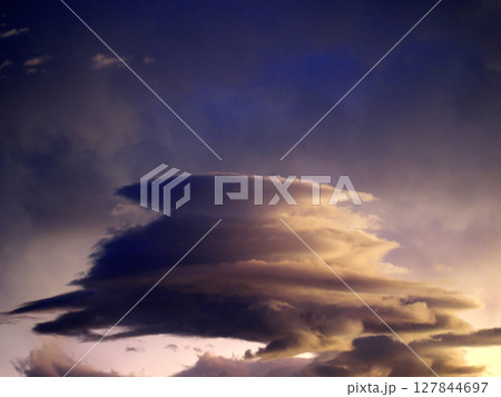 幻想的な雲と夕焼けのグラデーション 幻想的な雲と夕焼けのグラデーション 127844697