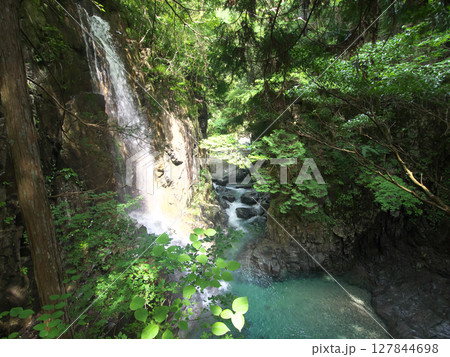 神秘的な不動滝を眺める 127844698