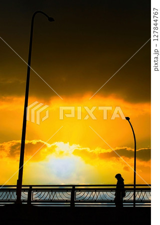 陸橋から見える夕焼けに染まる雲 陸橋から見える夕焼けに染まる雲 127844767