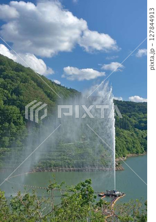 月山湖の大噴水が噴き出す様子 127844913