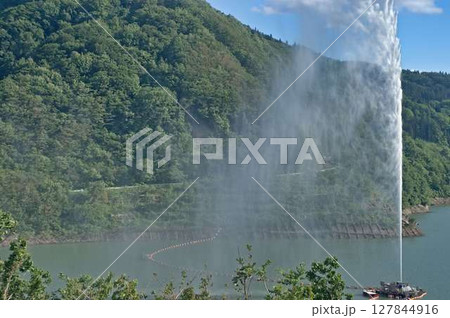 月山湖の大噴水が噴き出す様子 月山湖の大噴水が噴き出す様子 127844916