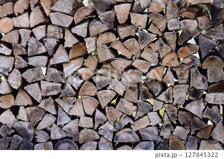 積まれた薪 127845322