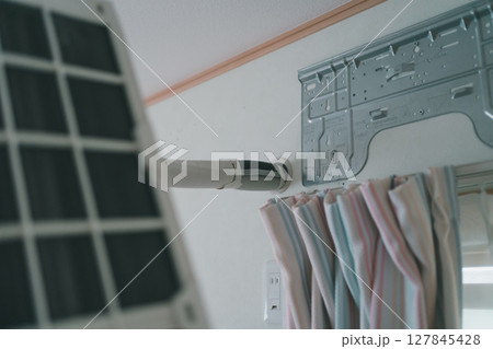 エアコン　穴　差し込む 127845428