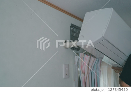 同じ部屋の中でエアコンの場所を変える工事 同じ部屋の中でエアコンの場所を変える工事 127845430