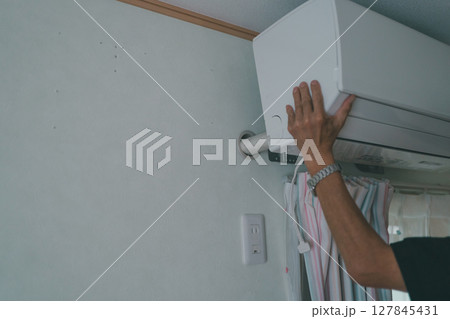 同じ部屋の中でエアコンの場所を変える工事 同じ部屋の中でエアコンの場所を変える工事 127845431