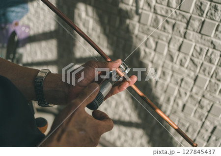 エアコンの冷媒管の切断 127845437