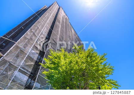 日本の横浜都市景観 マンションの補修や点検等、足場や防護ネットなどを望む… 日本の横浜都市景観 マンションの補修や点検等、足場や防護ネットなどを望む… 127845887