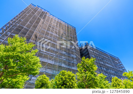 日本の横浜都市景観　マンションの補修や点検等、足場や防護ネットなど。ネットの外に衛星アンテナが… 127845890