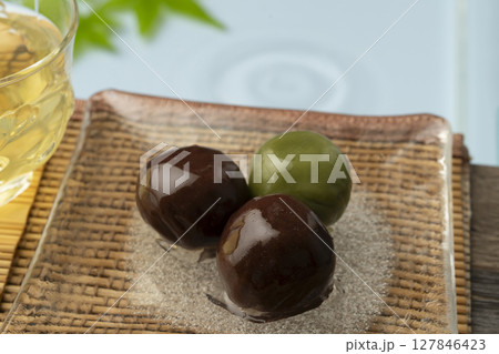 涼しさを演出したガラス皿に乗せたあんこ玉 水辺 涼しさを演出したガラス皿に乗せたあんこ玉 水辺 127846423