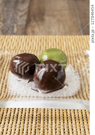 涼しさを演出したガラス皿に乗せたあんこ玉 自然光 127846454