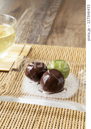 涼しさを演出したガラス皿に乗せたあんこ玉 自然光 涼しさを演出したガラス皿に乗せたあんこ玉 自然光 127846455