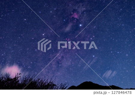 朝霧高原から見る沈むはくちょう座と散光星雲 127846478