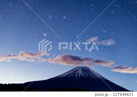 朝霧高原から見る富士山に昇るオリオン座 127846625