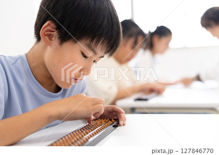 そろばん教室で学ぶ小学生 127846770