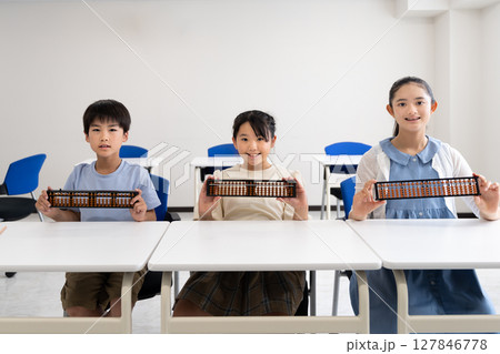 そろばん教室で学ぶ小学生の集合 そろばん教室で学ぶ小学生の集合 127846778
