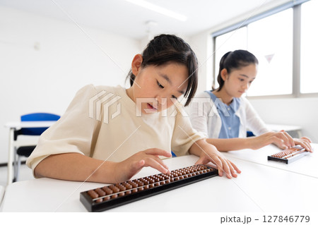 そろばん教室で学ぶ小学生 そろばん教室で学ぶ小学生 127846779