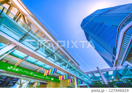 日本の東京都市景観6月22日。高輪ゲートウェイ駅前の高輪ゲートウェイシティなどを望む＝令和7年 127846829