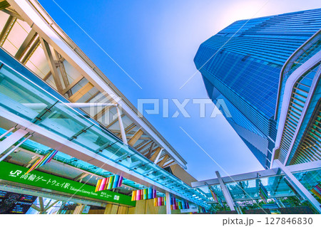 日本の東京都市景観6月22日。高輪ゲートウェイ駅前の高輪ゲートウェイシティなどを望む＝令和7年 127846830