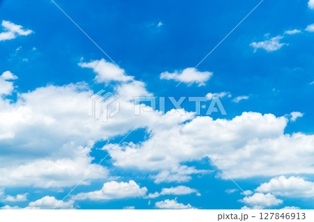 雲の多い夏空 127846913