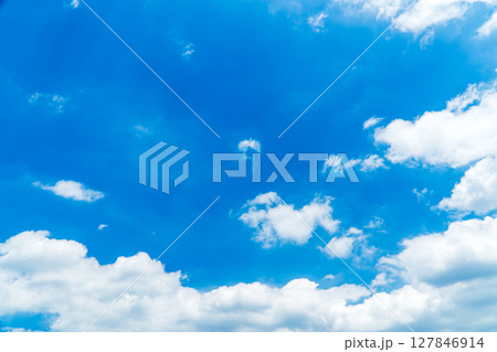 雲の多い夏空 127846914