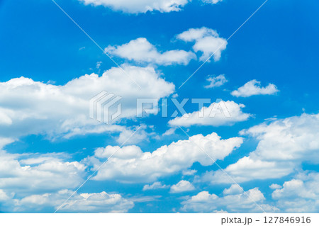 雲の多い夏空 127846916