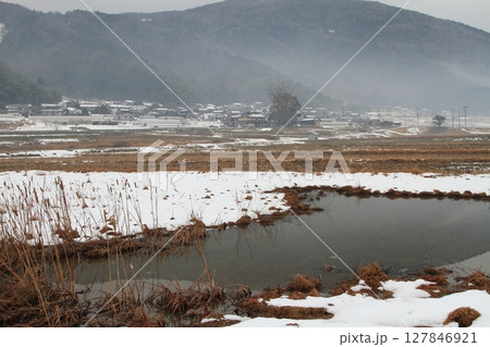 冬の湿原と雪の残る田んぼ 冬の湿原と雪の残る田んぼ 127846921