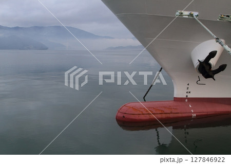 朝霧と停泊する船 127846922