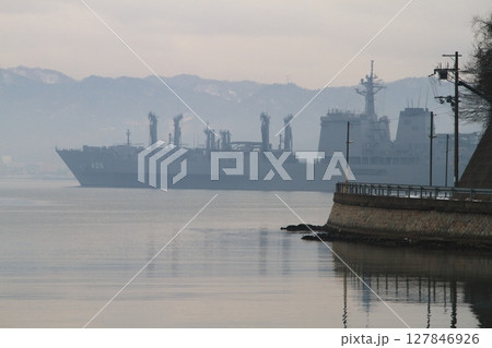 早朝の湾内に停泊する海上自衛隊の補給艦 127846926