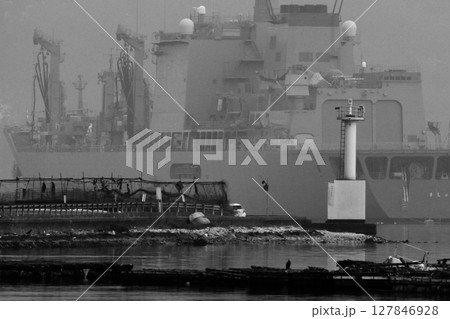 灯台の近くに停泊する海上自衛隊の補給艦 127846928