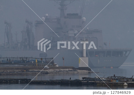 灯台の近くに停泊する海上自衛隊の補給艦 灯台の近くに停泊する海上自衛隊の補給艦 127846929