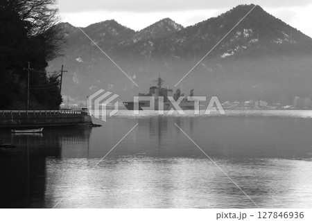 霧のかかった山と船 127846936