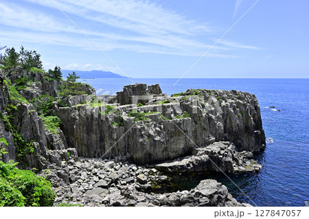 断崖絶壁から望む海 127847057
