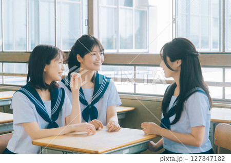 教室でおしゃべりする女子高生3人 127847182