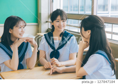 教室でおしゃべりする女子高生3人 127847184