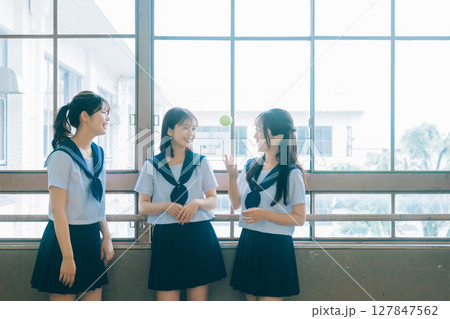 教室でおしゃべりする女子高生3人 127847562