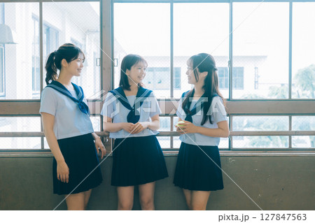 教室でおしゃべりする女子高生3人 127847563