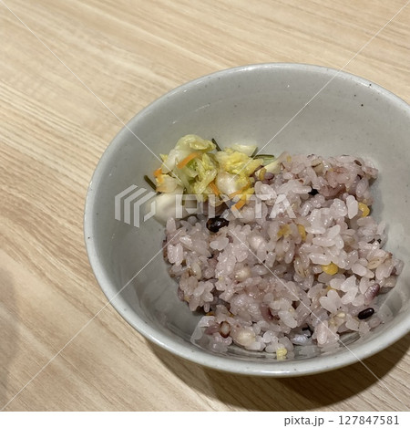 雑穀ご飯に漬物~ごはん少なめ 雑穀ご飯に漬物~ごはん少なめ 127847581