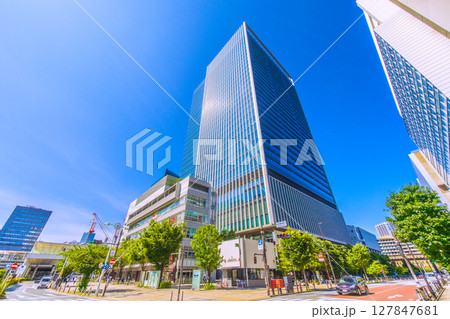 日本の東京都市景観 真夏のような日差し…田町駅東口などを望む 日本の東京都市景観 真夏のような日差し…田町駅東口などを望む 127847681