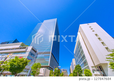 日本の東京都市景観 真夏のような日差し…田町駅東口などを望む 日本の東京都市景観 真夏のような日差し…田町駅東口などを望む 127847684