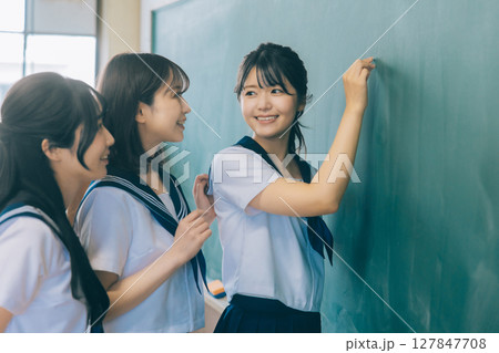 黒板に文字を書く女子高生 黒板に文字を書く女子高生 127847708