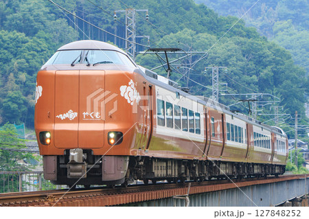 第7高梁川橋梁を渡る特急「やくも」(JR西日本 273系) 第7高梁川橋梁を渡る特急「やくも」(JR西日本 273系) 127848252