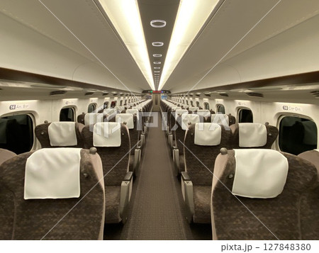 出発を待つ新幹線グリーン車 127848380