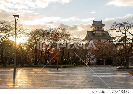 豊公園に佇む長浜城、秋の夕焼けに染まる天守。長浜市, 滋賀県, 日本 127848387