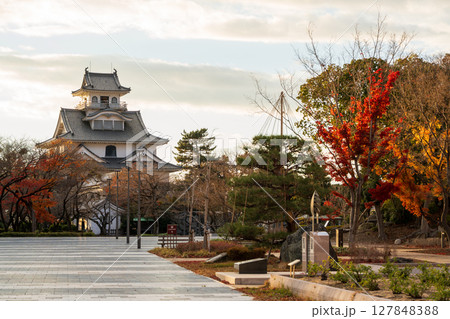 豊公園に佇む長浜城、秋の夕焼けに染まる天守。長浜市, 滋賀県, 日本 127848388