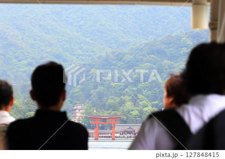 JRフェリーから眺める厳島神社の大鳥居(広島県 廿日市市) JRフェリーから眺める厳島神社の大鳥居(広島県 廿日市市) 127848415